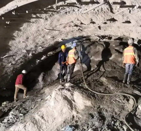 黎城拱顶带模注浆料的施工流程及注意事项